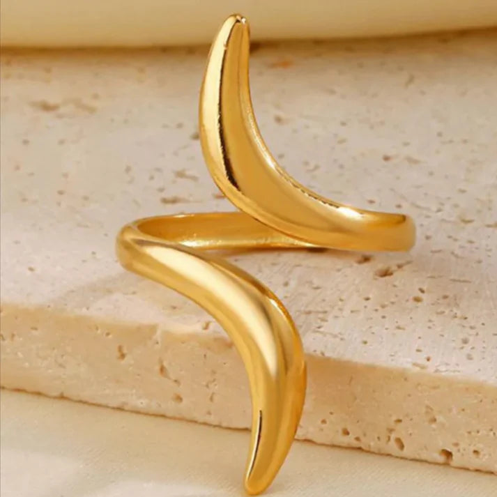 Serpentine Line Ripple Ring