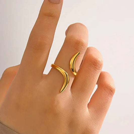 Serpentine Line Ripple Ring