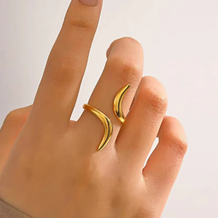 Serpentine Line Ripple Ring